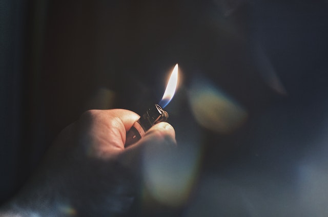 Vlam van een brander gebruikt bij een vlamtest op materiaal