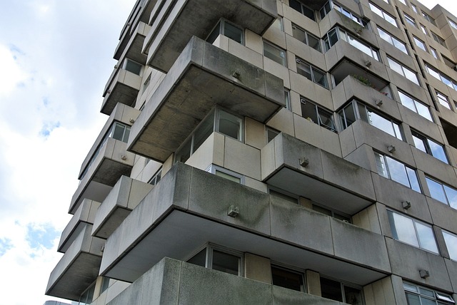 Betonnen appartementsgebouw met terrassen waarvoor een asbestattest nodig is