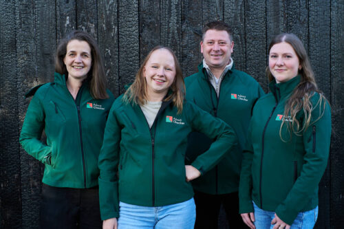 Team van Asbest Checker met vier asbestdeskundigen in groene bedrijfsjas