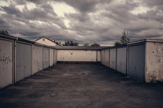 Rij oude garageboxen met asbestverdachte dakbedekking